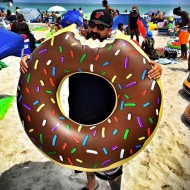 Velký nafukovací kruh - XXL Donut čokoládový