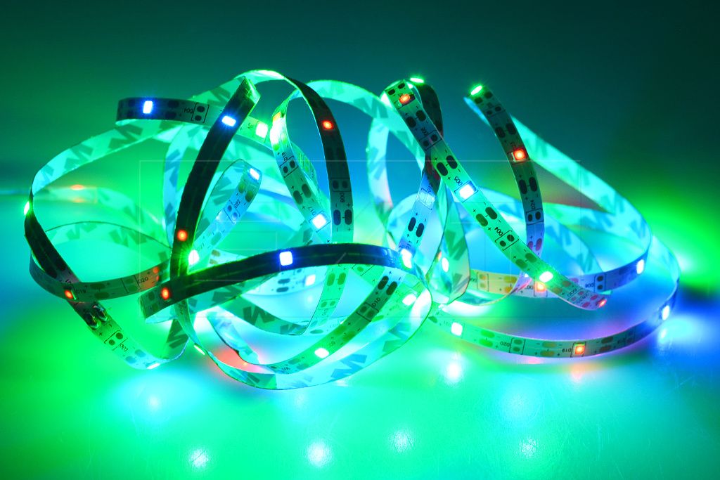 Samolepící LED pásek na baterie (300cm) 90 diod - Multi barevný Samolepící LED pásek na baterie (300cm) 90 diod - Multi barevný